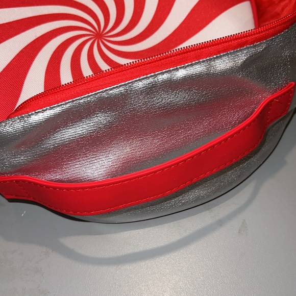 Clinique cosmetic bag designed to resemble the festive starlight peppermint. - Picture 4 of 4